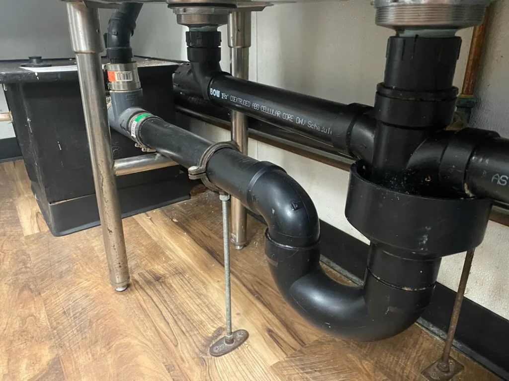 تنظيف صرف المحلات والمطاعم بكفاءة